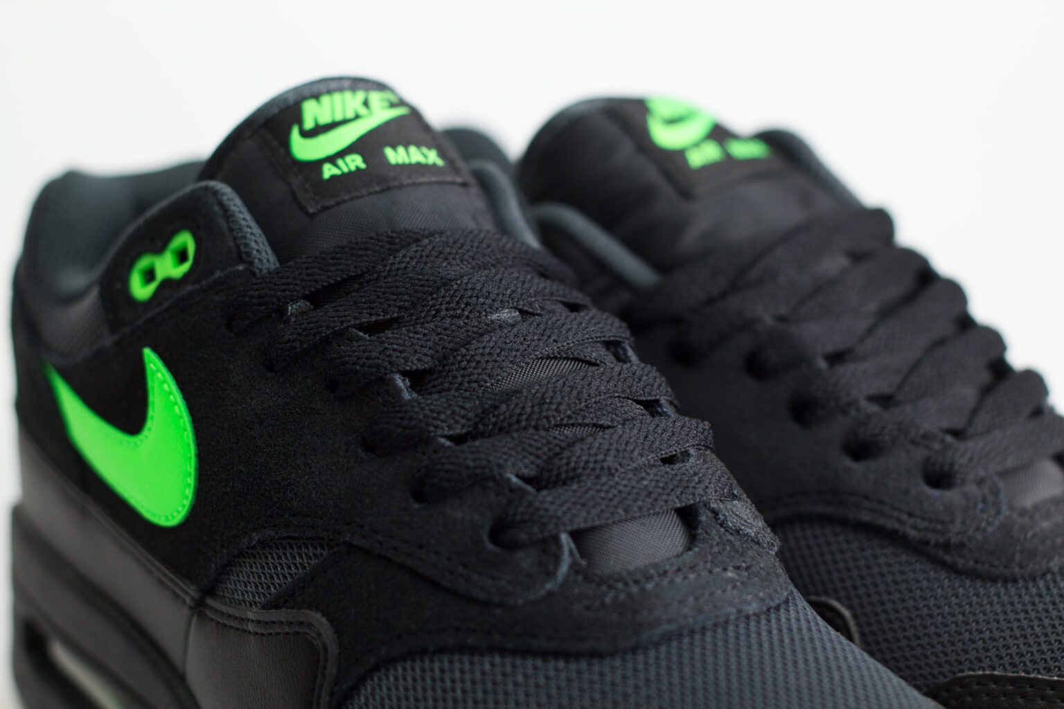 Nike Air Max 1 Essential Black Green Strike - Zwart/Groen - Heren/Dames/Uniseks Sneakers - Leer/Suede/Mesh - FZ5808-012 - Bovenkant