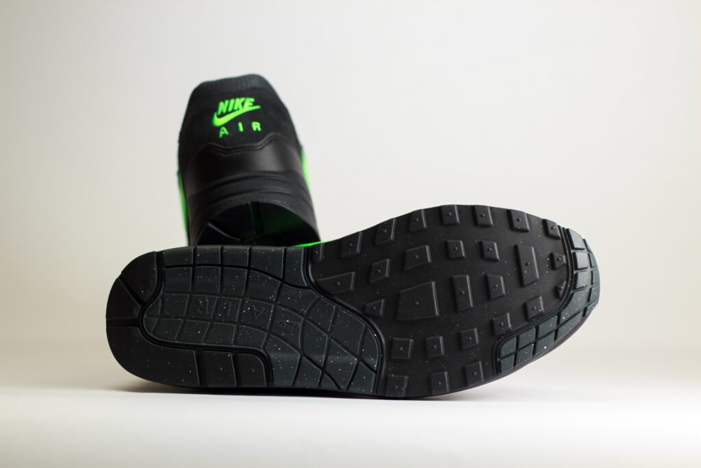 Nike Air Max 1 Essential Black Green Strike - Zwart/Groen - Heren/Dames/Uniseks Sneakers - Leer/Suede/Mesh - FZ5808-012 - Onderkant