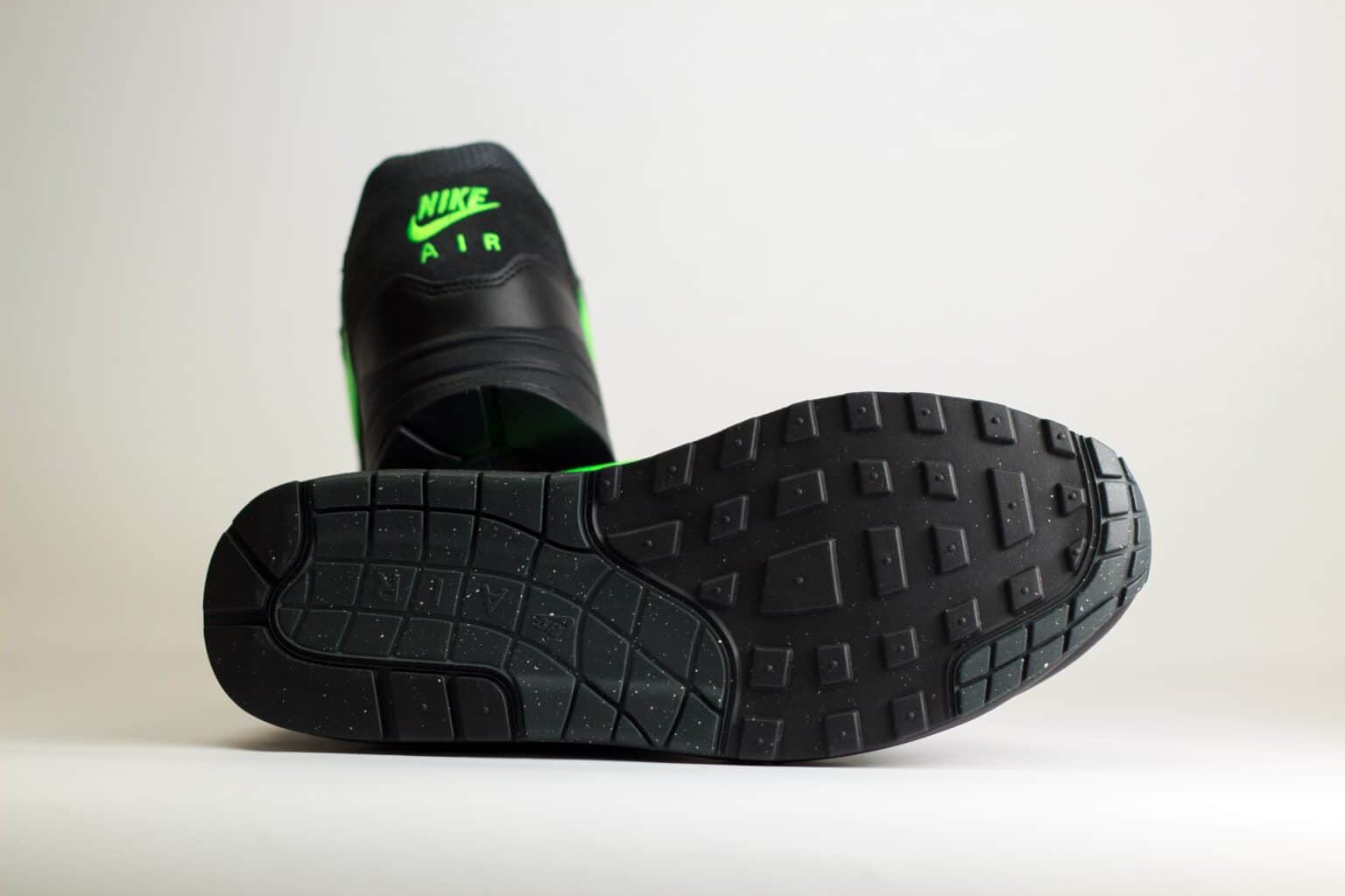Nike Air Max 1 Essential Black Green Strike - Zwart/Groen - Heren/Dames/Uniseks Sneakers - Leer/Suede/Mesh - FZ5808-012 - Onderkant