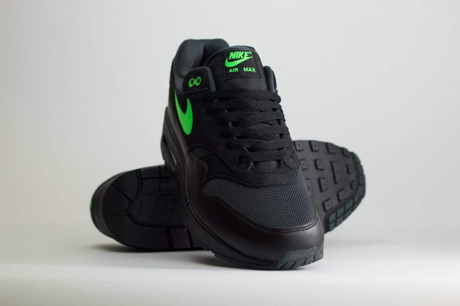 Nike Air Max 1 Essential Black Green Strike - Zwart/Groen - Heren/Dames/Uniseks Sneakers - Leer/Suede/Mesh - FZ5808-012 - Voorkant