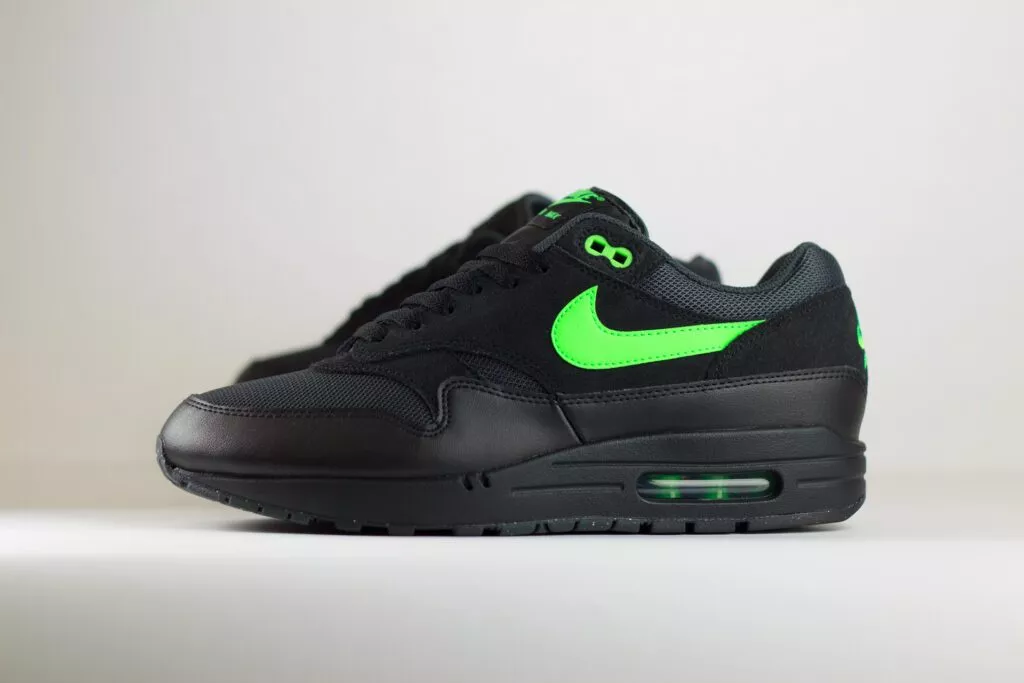 Nike Air Max 1 Essential Black Green Strike - Zwart/Groen - Heren/Dames/Uniseks Sneakers - Leer/Suede/Mesh - FZ5808-012 - Zijkant
