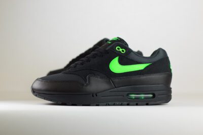 Nike Air Max 1 Essential Black Green Strike - Zwart/Groen - Heren/Dames/Uniseks Sneakers - Leer/Suede/Mesh - FZ5808-012 - Zijkant