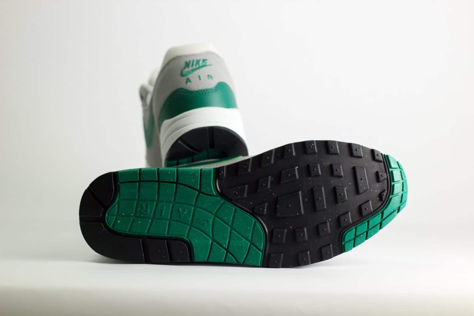 Nike Air Max 1 Essential Evergreen Aura – Wit/Groen – Heren/Dames/Uniseks Sneakers – Leer/Mesh - FZ5808-016 – Onderkant