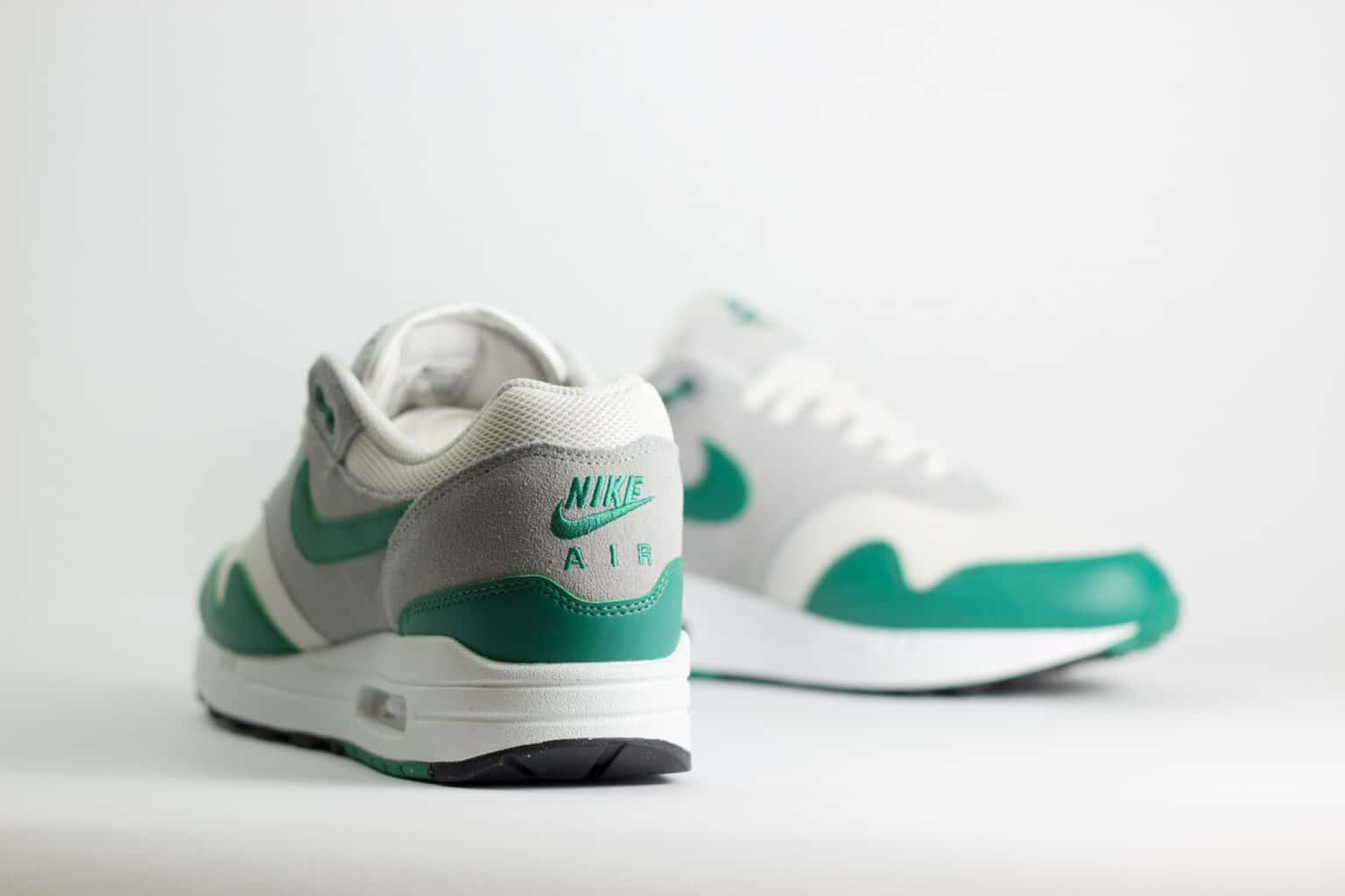 Nike Air Max 1 Essential Evergreen Aura – Wit/Groen – Heren/Dames/Uniseks Sneakers – Leer/Mesh - FZ5808-016 – Achterkant