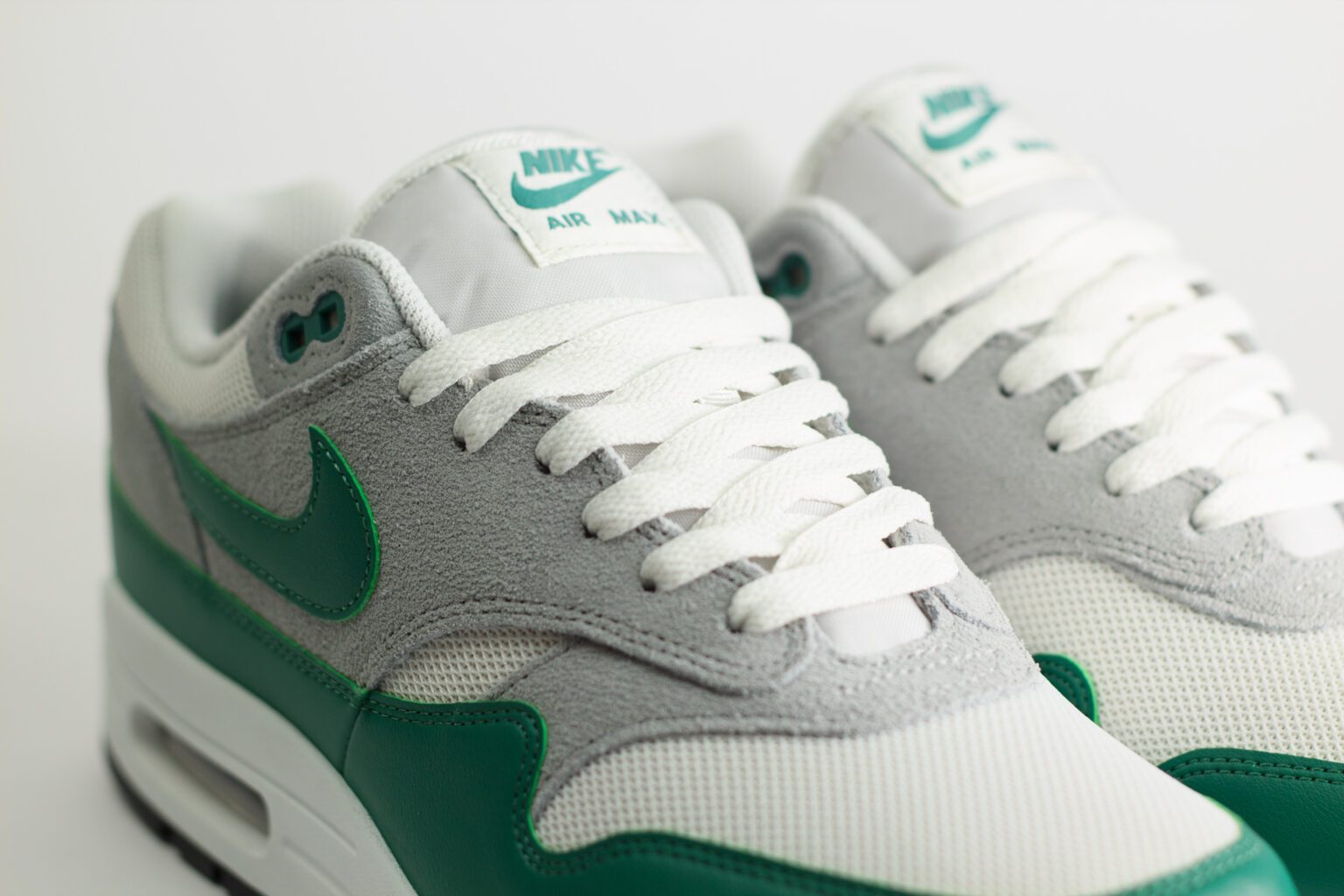 Nike Air Max 1 Essential Evergreen Aura – Wit/Groen – Heren/Dames/Uniseks Sneakers – Leer/Mesh - FZ5808-016 – Bovenkant