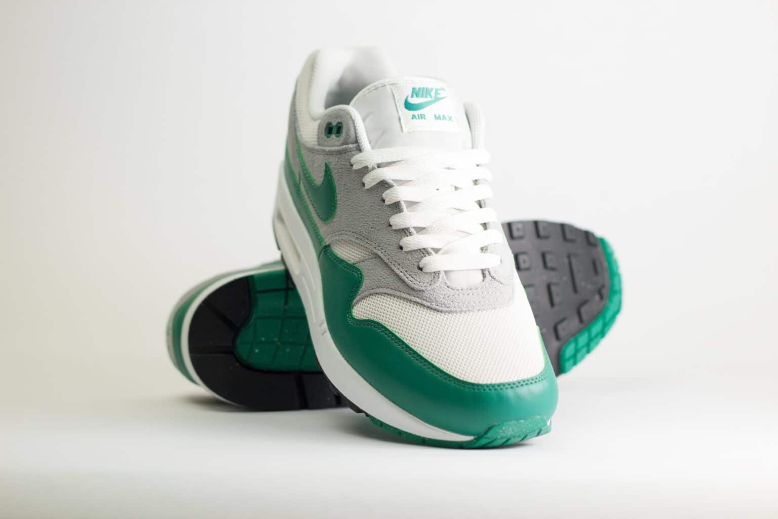 Nike Air Max 1 Essential Evergreen Aura – Wit/Groen – Heren/Dames/Uniseks Sneakers – Leer/Mesh - FZ5808-016 – Voorkant