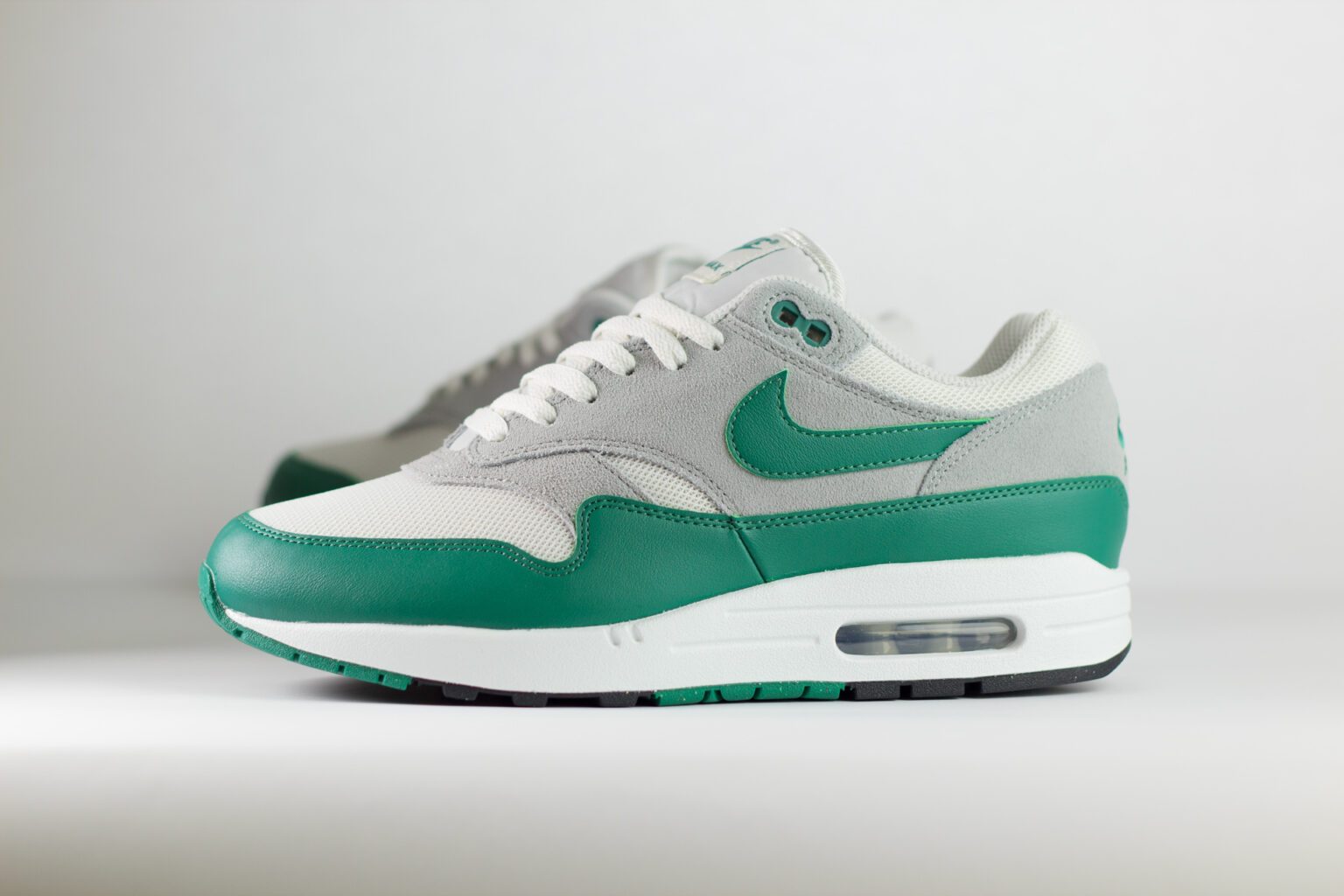 Nike Air Max 1 Essential Evergreen Aura – Wit/Groen – Heren/Dames/Uniseks Sneakers – Leer/Mesh - FZ5808-016 – Zijkant