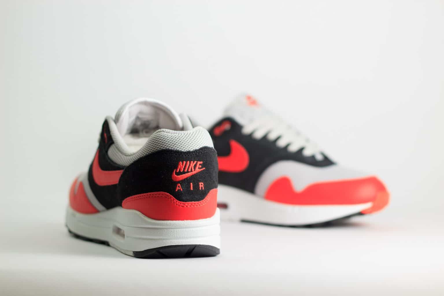 Nike Air Max 1 Essential Reverse Chili – Rood/Zwart/Wit – Heren/Dames/Uniseks Sneakers – Leer/Mesh - FZ5808-015 – Achterkant
