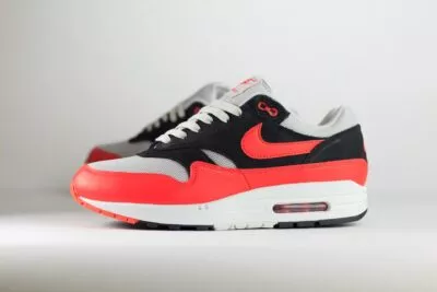 Nike Air Max 1 Essential Reverse Chili – Rood/Zwart/Wit – Heren/Dames/Uniseks Sneakers – Leer/Mesh - FZ5808-015 – Zijkant