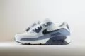 Nike Air Max 90 Ashen Slate (W) - Wit/Blauw - Heren/Dames/Uniseks Sneakers - Leer - HM8128-100 - Zijkant