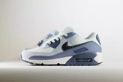 Nike Air Max 90 Ashen Slate (W) - Wit/Blauw - Heren/Dames/Uniseks Sneakers - Leer - HM8128-100 - Zijkant