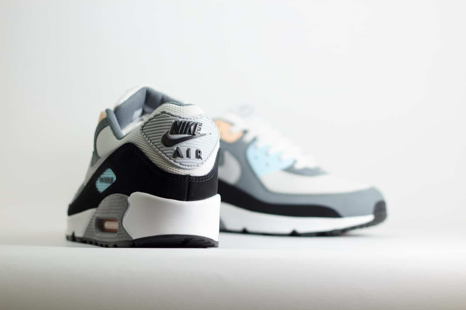 Nike Air Max 90 Cool Grey Pure Platinum Black - Grijs/Blauw/Zwart/Wit - Heren/Dames/Uniseks Sneakers - Leer/Mesh - IB7674-001 - Achterkant