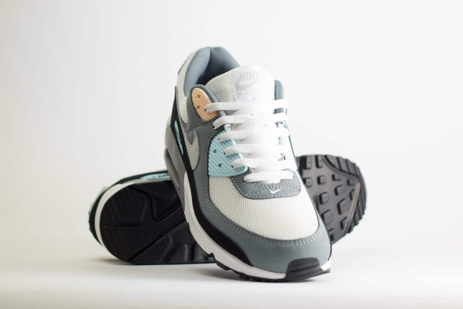 Nike Air Max 90 Cool Grey Pure Platinum Black - Grijs/Blauw/Zwart/Wit - Heren/Dames/Uniseks Sneakers - Leer/Mesh - IB7674-001 - Voorkant