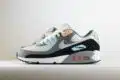 Nike Air Max 90 Cool Grey Pure Platinum Black - Grijs/Blauw/Zwart/Wit - Heren/Dames/Uniseks Sneakers - Leer/Mesh - IB7674-001 - Zijkant