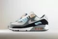 Nike Air Max 90 Cool Grey Pure Platinum Black - Grijs/Blauw/Zwart/Wit - Heren/Dames/Uniseks Sneakers - Leer/Mesh - IB7674-001 - Zijkant