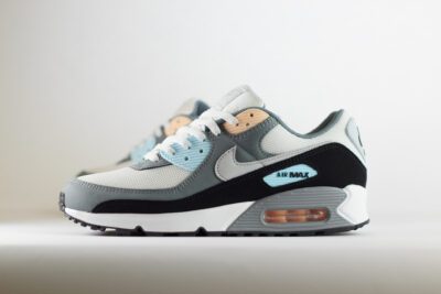 Nike Air Max 90 Cool Grey Pure Platinum Black - Grijs/Blauw/Zwart/Wit - Heren/Dames/Uniseks Sneakers - Leer/Mesh - IB7674-001 - Zijkant