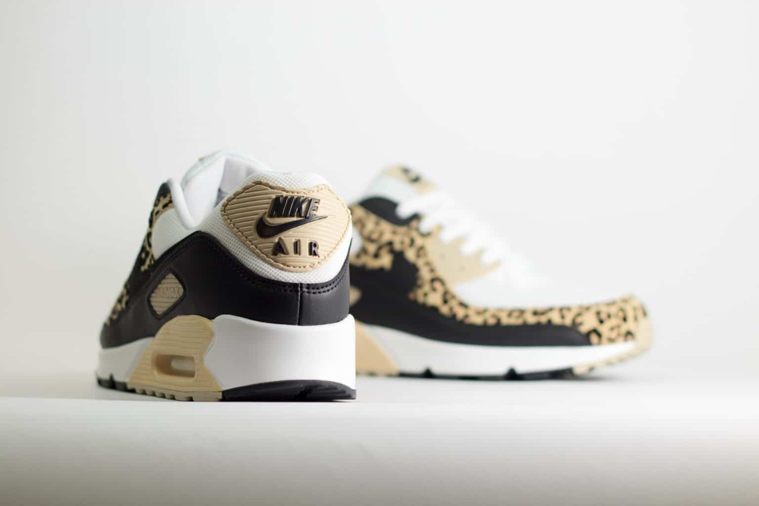 Nike Air Max 90 Leopard Sanddrift Black (W) - Wit/Zwart/Beige - Heren/Dames/Uniseks Sneakers – Leer/Mesh - IF1619-100 – Achterkant