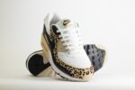 Nike Air Max 90 Leopard Sanddrift Black (W) - Wit/Zwart/Beige - Heren/Dames/Uniseks Sneakers – Leer/Mesh - IF1619-100 – Voorkant