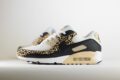 Nike Air Max 90 Leopard Sanddrift Black (W) - Wit/Zwart/Beige - Heren/Dames/Uniseks Sneakers – Leer/Mesh - IF1619-100 – Zijkant