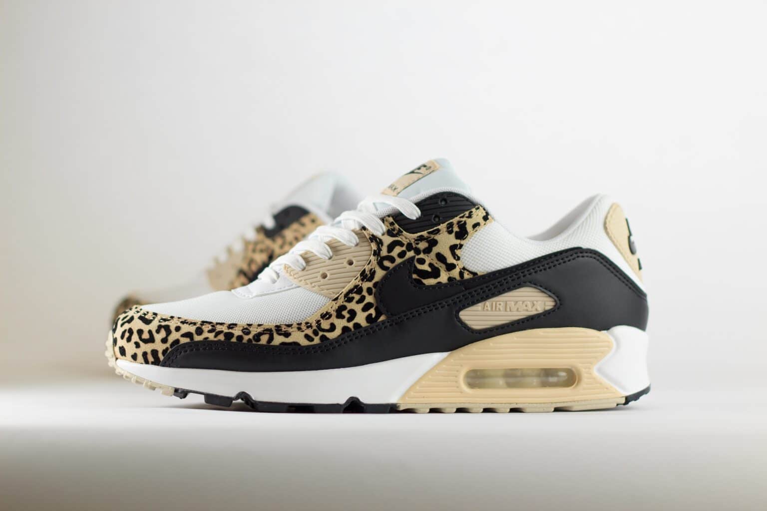 Nike Air Max 90 Leopard Sanddrift Black (W) - Wit/Zwart/Beige - Heren/Dames/Uniseks Sneakers – Leer/Mesh - IF1619-100 – Zijkant