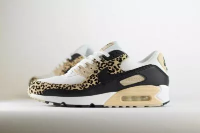 Nike Air Max 90 Leopard Sanddrift Black (W) - Wit/Zwart/Beige - Heren/Dames/Uniseks Sneakers – Leer/Mesh - IF1619-100 – Zijkant