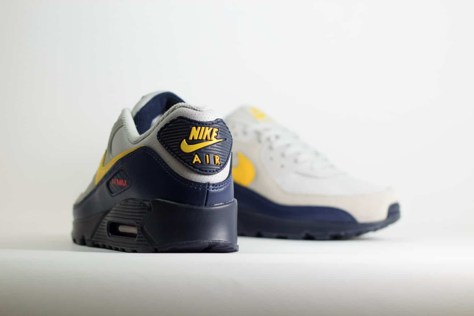 Nike Air Max 90 Neutral Grey Tour Yellow - Geel/Grijs/Blauw/Zwart - Heren/Dames/Uniseks Sneakers - Leer - IF0670-001 - Achterkant