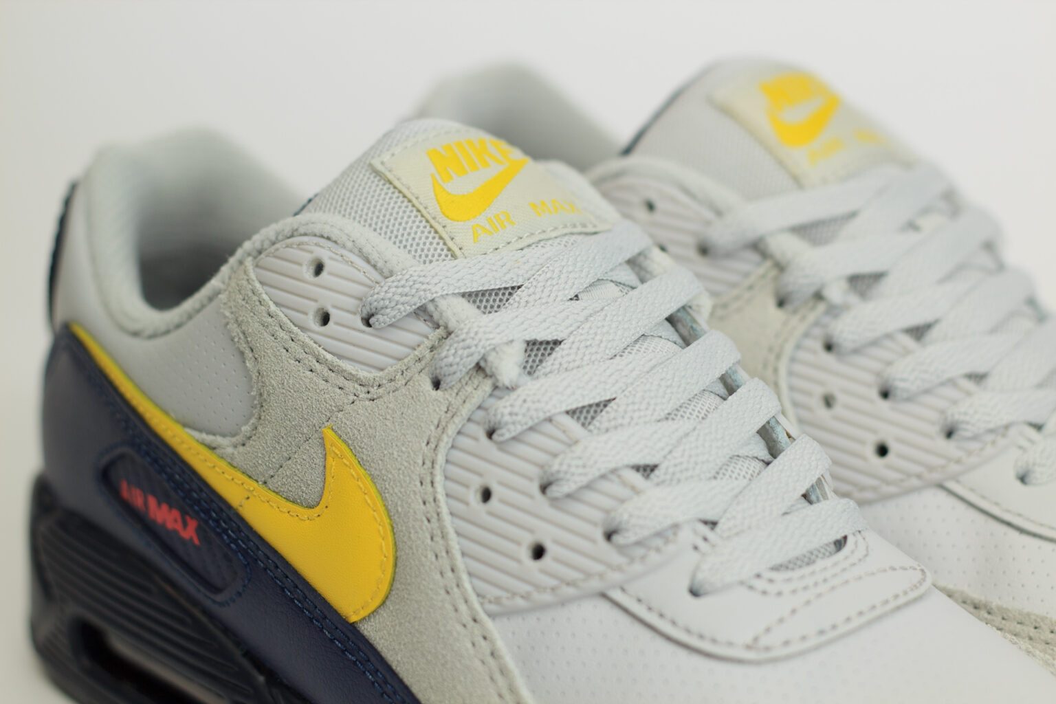 Nike Air Max 90 Neutral Grey Tour Yellow - Geel/Grijs/Blauw/Zwart - Heren/Dames/Uniseks Sneakers - Leer - IF0670-001 - Bovenkant