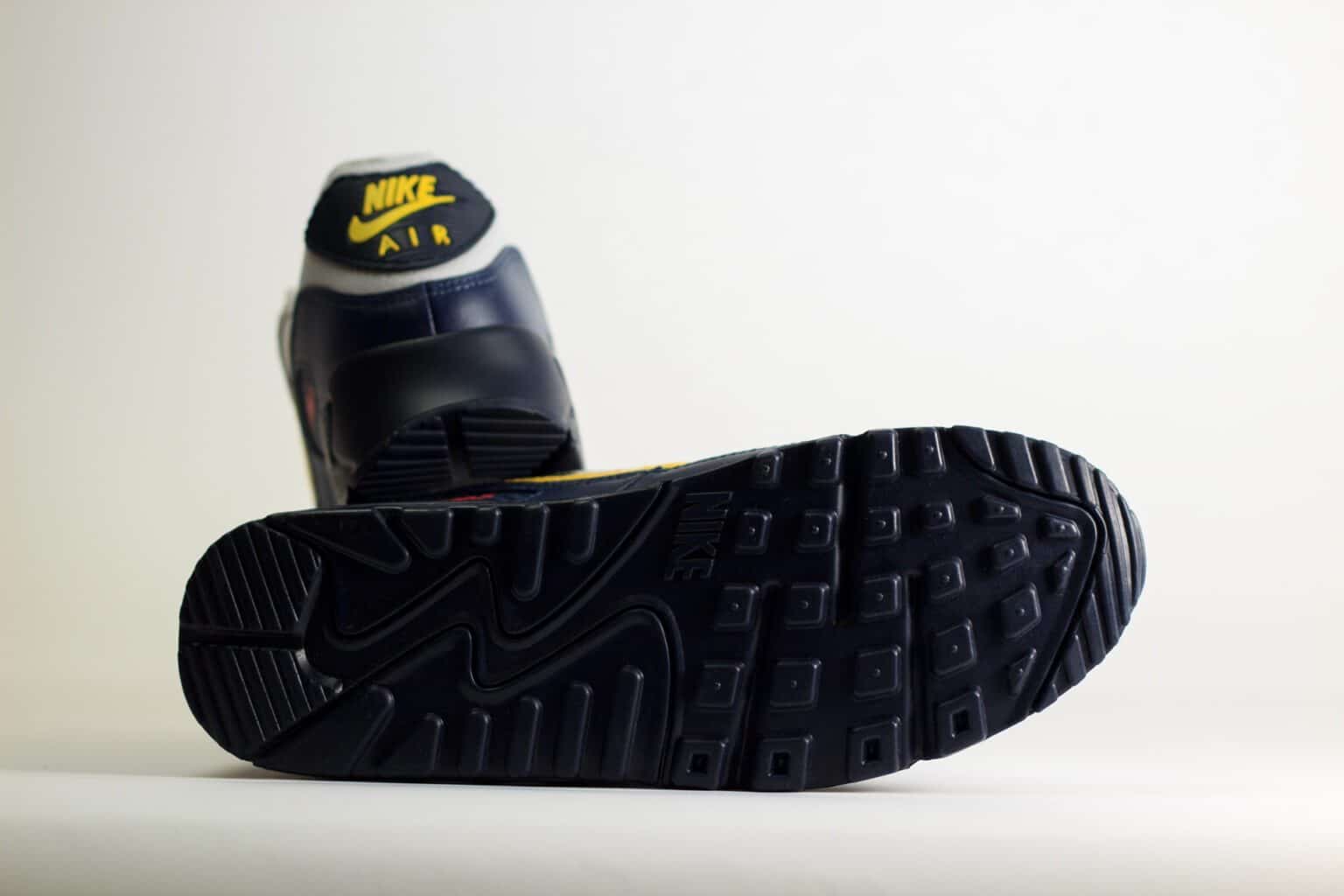 Nike Air Max 90 Neutral Grey Tour Yellow - Geel/Grijs/Blauw/Zwart - Heren/Dames/Uniseks Sneakers - Leer - IF0670-001 - Onderkant
