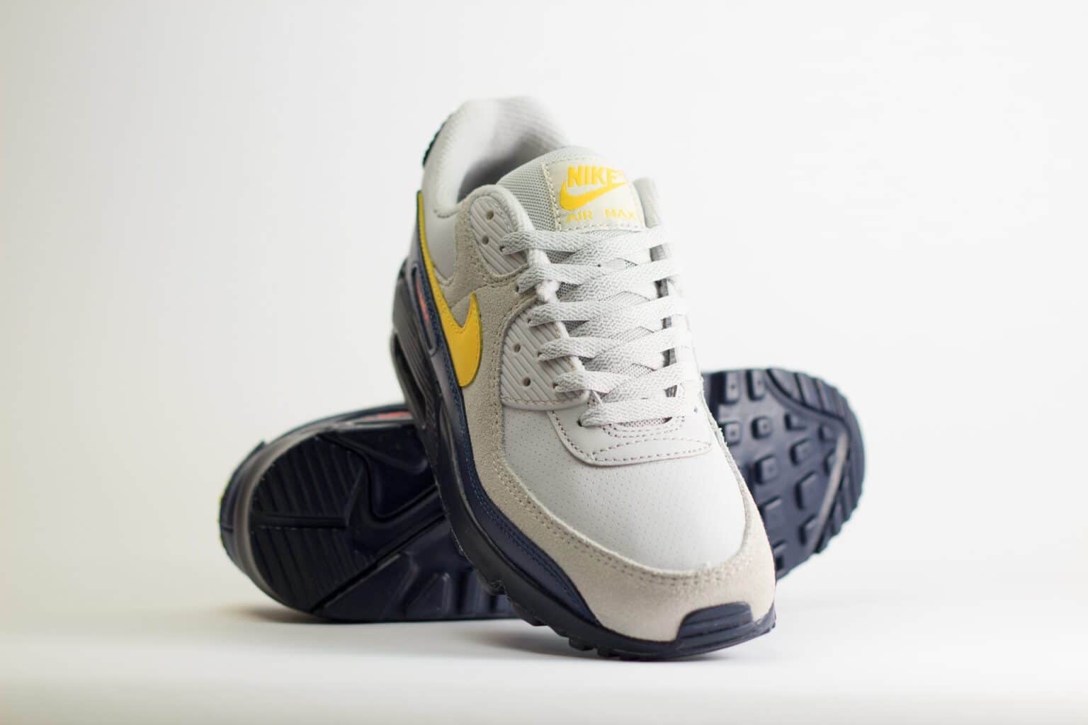 Nike Air Max 90 Neutral Grey Tour Yellow - Geel/Grijs/Blauw/Zwart - Heren/Dames/Uniseks Sneakers - Leer - IF0670-001 - Voorkant