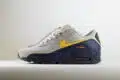 Nike Air Max 90 Neutral Grey Tour Yellow - Geel/Grijs/Blauw/Zwart - Heren/Dames/Uniseks Sneakers - Leer - IF0670-001 - Zijkant