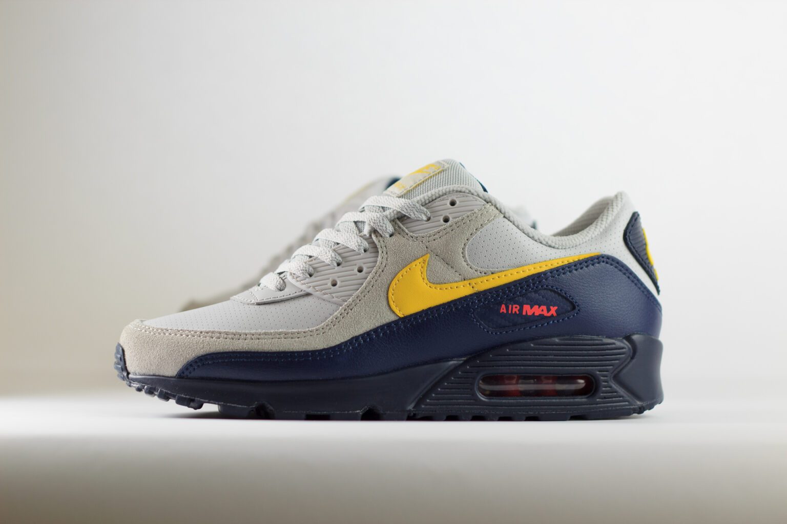 Nike Air Max 90 Neutral Grey Tour Yellow - Geel/Grijs/Blauw/Zwart - Heren/Dames/Uniseks Sneakers - Leer - IF0670-001 - Zijkant