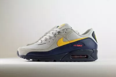 Nike Air Max 90 Neutral Grey Tour Yellow - Geel/Grijs/Blauw/Zwart - Heren/Dames/Uniseks Sneakers - Leer - IF0670-001 - Zijkant