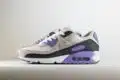 Nike Air Max 90 White Dusty Amethyst - Wit/Zwart/Paars/Grijs - Heren/Dames/Uniseks Sneakers - Leer/Suede/Mesh - DM0029-114 - Zijkant