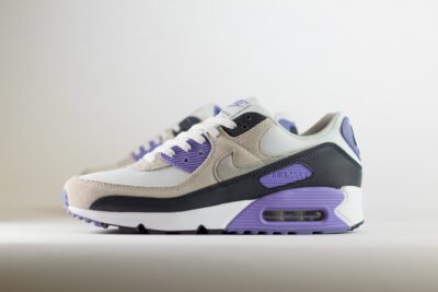 Nike Air Max 90 White Dusty Amethyst - Wit/Zwart/Paars/Grijs - Heren/Dames/Uniseks Sneakers - Leer/Suede/Mesh - DM0029-114 - Zijkant
