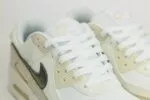 Nike Air Max 90 White Flat Pewter (W) - Wit/Beige - Heren/Dames/Uniseks Sneakers - Leer - HM8128-101 - Bovenkant