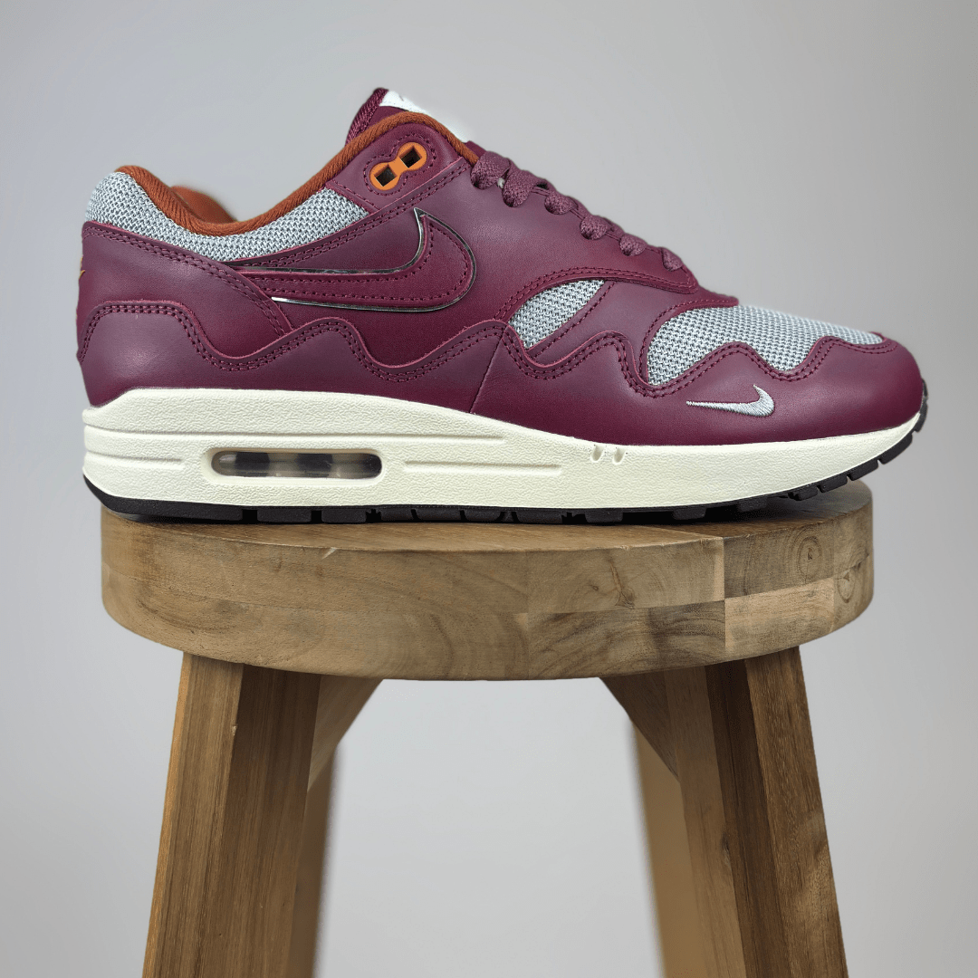 rush maroon op kruk - zijkant