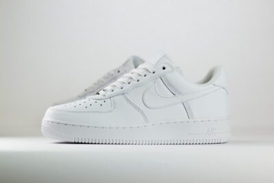 Nike Air Force 1 Low Premium Triple White – Wit – Heren/Dames/Uniseks Sneakers – Leer – IM3078-100 – Zijkant