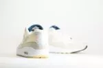 Nike Air Max 1 AMD La Ville Lumière (W) - Wit/Blauw/Beige - Heren/Dames/Uniseks Sneakers - Leer/Mesh/Nubuck/Holografischeprint - DQ9326-100 - Achterkant