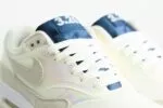 Nike Air Max 1 AMD La Ville Lumière (W) - Wit/Blauw/Beige - Heren/Dames/Uniseks Sneakers - Leer/Mesh/Nubuck/Holografischeprint - DQ9326-100 - Bovenkant