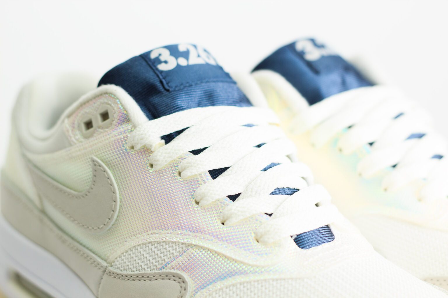 Nike Air Max 1 AMD La Ville Lumière (W) - Wit/Blauw/Beige - Heren/Dames/Uniseks Sneakers - Leer/Mesh/Nubuck/Holografischeprint - DQ9326-100 - Bovenkant