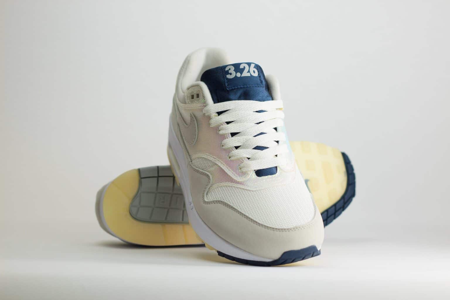 Nike Air Max 1 AMD La Ville Lumière (W) - Wit/Blauw/Beige - Heren/Dames/Uniseks Sneakers - Leer/Mesh/Nubuck/Holografischeprint - DQ9326-100 - Voorkant