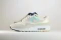 Nike Air Max 1 AMD La Ville Lumière (W) - Wit/Blauw/Beige - Heren/Dames/Uniseks Sneakers - Leer/Mesh/Nubuck/Holografischeprint - DQ9326-100 - Zijkant
