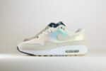 Nike Air Max 1 AMD La Ville Lumière (W) - Wit/Blauw/Beige - Heren/Dames/Uniseks Sneakers - Leer/Mesh/Nubuck/Holografischeprint - DQ9326-100 - Zijkant