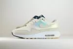 Nike Air Max 1 AMD La Ville Lumière (W) - Wit/Blauw/Beige - Heren/Dames/Uniseks Sneakers - Leer/Mesh/Nubuck/Holografischeprint - DQ9326-100 - Zijkant