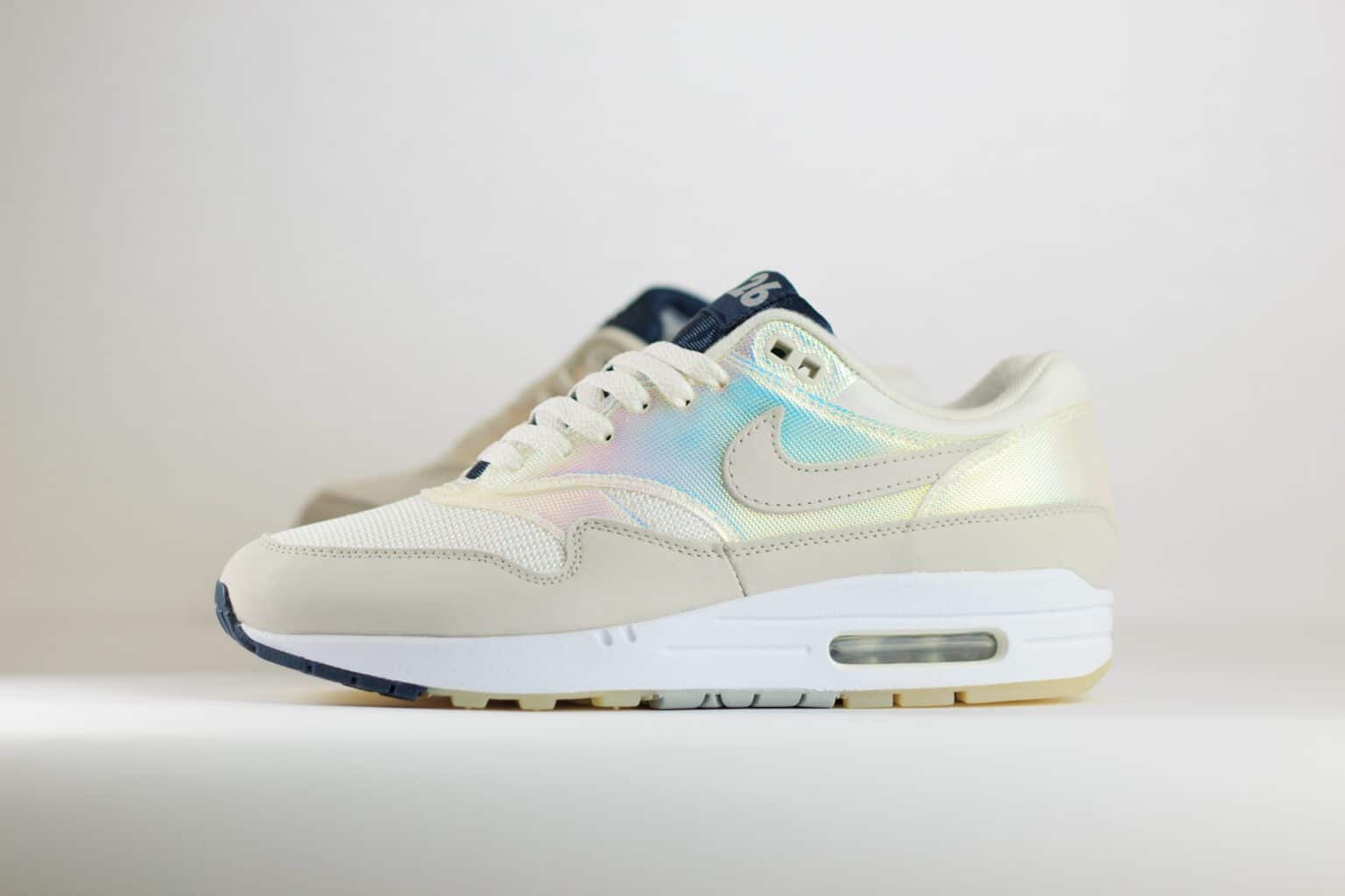 Nike Air Max 1 AMD La Ville Lumière (W) - Wit/Blauw/Beige - Heren/Dames/Uniseks Sneakers - Leer/Mesh/Nubuck/Holografischeprint - DQ9326-100 - Zijkant