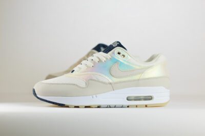 Nike Air Max 1 AMD La Ville Lumière (W) - Wit/Blauw/Beige - Heren/Dames/Uniseks Sneakers - Leer/Mesh/Nubuck/Holografischeprint - DQ9326-100 - Zijkant
