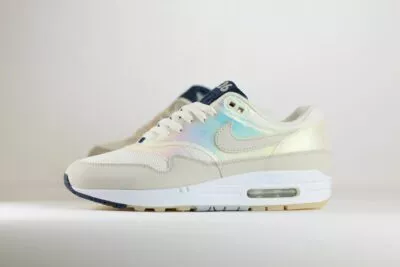 Nike Air Max 1 AMD La Ville Lumière (W) - Wit/Blauw/Beige - Heren/Dames/Uniseks Sneakers - Leer/Mesh/Nubuck/Holografischeprint - DQ9326-100 - Zijkant