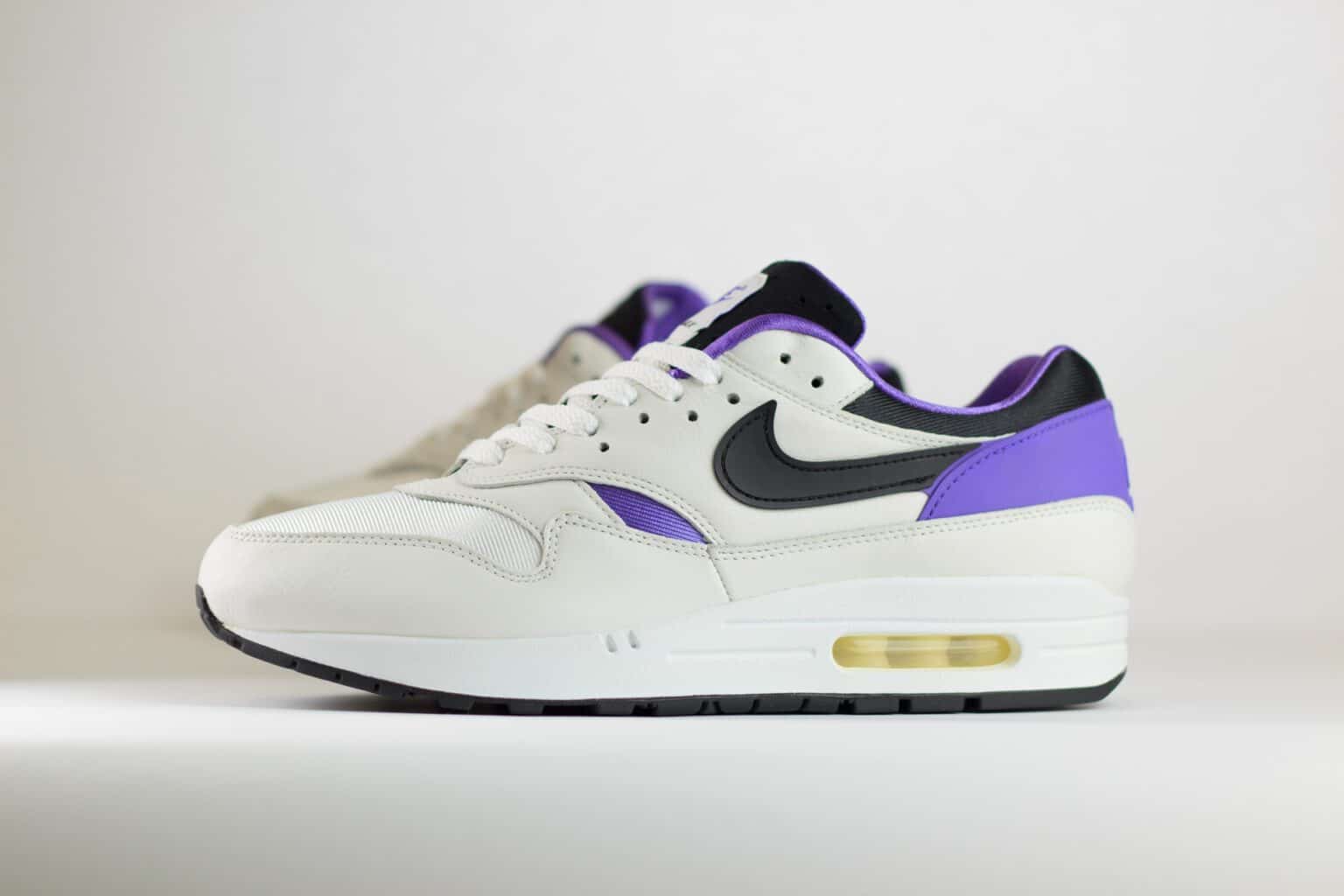 Nike Air Max 1 DNA CH.1 Pack Purple Punch – Wit/Paars/Zwart – Heren/Dames/Uniseks Sneakers – Leer/Kunststof - AR3863-101 – Zijkant