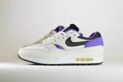 Nike Air Max 1 DNA CH.1 Pack Purple Punch – Wit/Paars/Zwart – Heren/Dames/Uniseks Sneakers – Leer/Kunststof - AR3863-101 – Zijkant