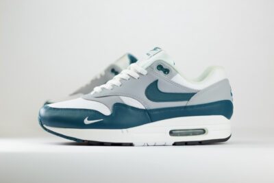 Nike Air Max 1 Dark Teal Green – Wit/Groen – Heren/Dames/Uniseks Sneakers – Leer – DH4059-101 – Zijkant